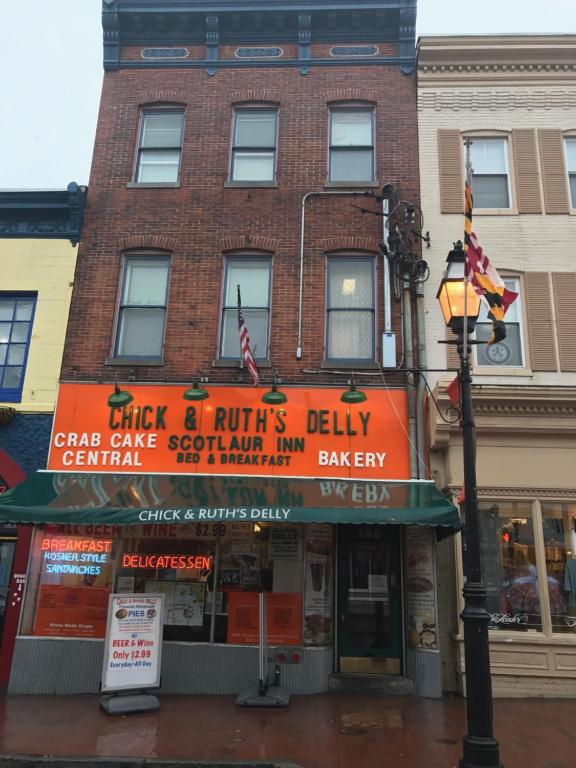 een bakstenen gebouw met een oranje bord erop bij Inn on Main Annapolis in Annapolis