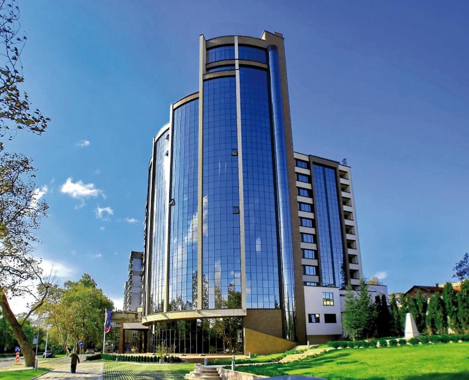 un edificio alto con muchas ventanas en Rosslyn Dimyat Hotel Varna, en Varna