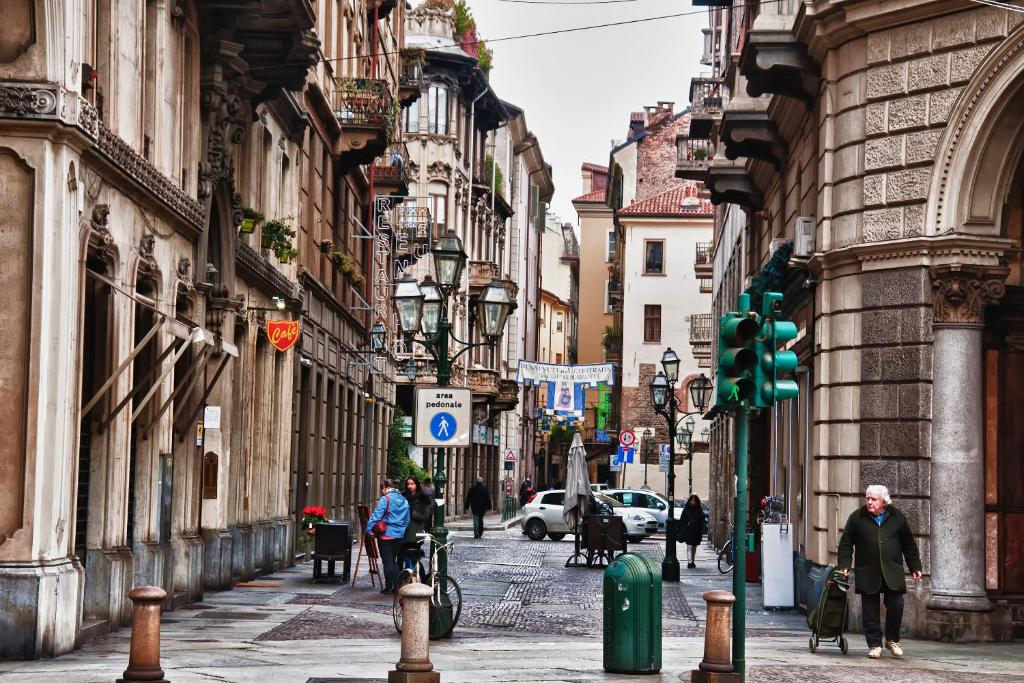 een straat waar mensen over straat lopen bij Flaneur in Turijn