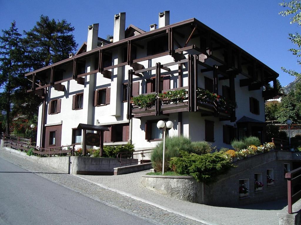 un grande edificio bianco con balcone su strada di Hotel Terme a Bormio