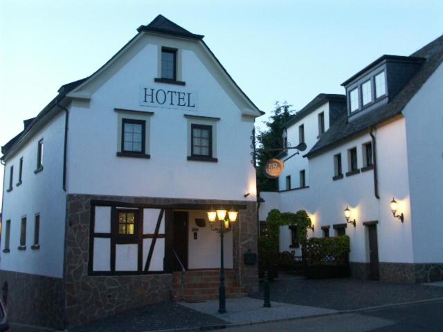 um edifício de hotel com uma placa que lê hotel em Hotel Restaurant Zur Pfanne em Koblenz