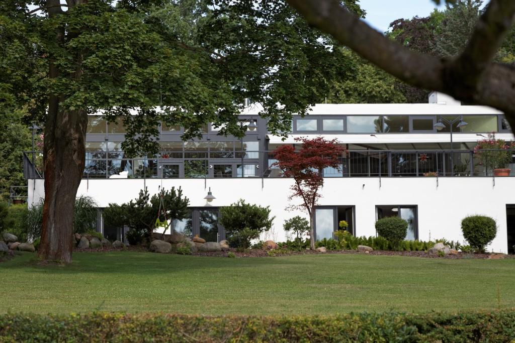 Um jardim em Wassersport-Appartements am Stößensee