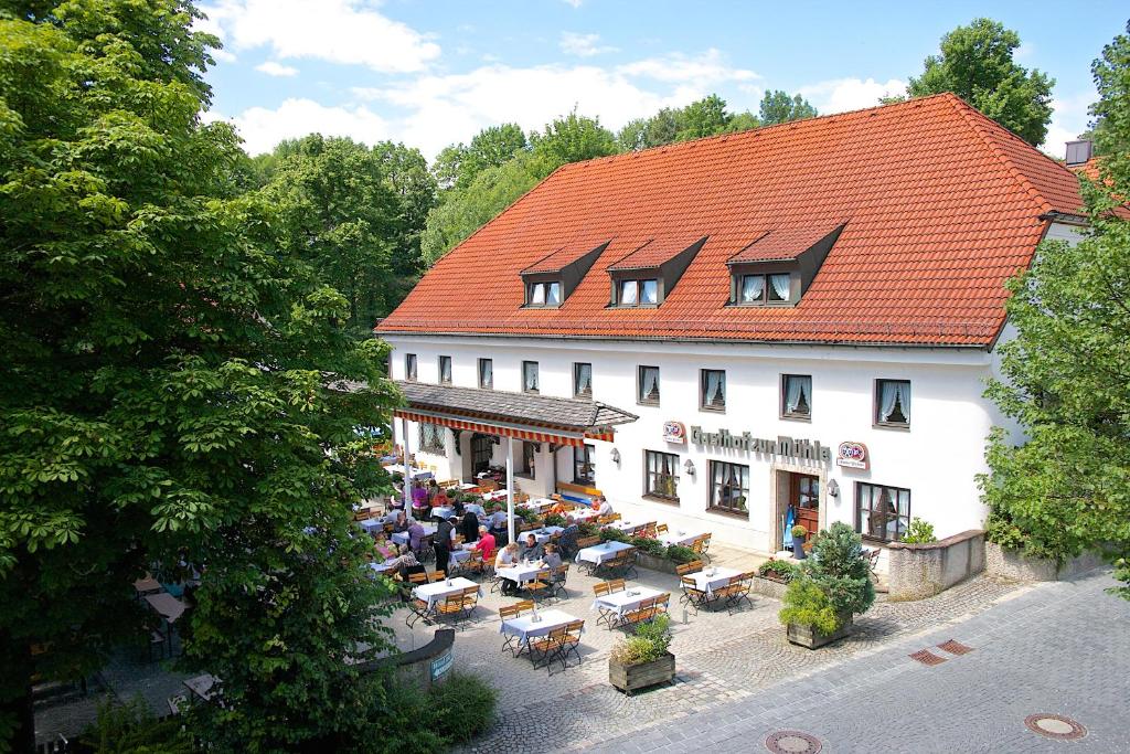 uma vista superior de um edifício com mesas e cadeiras em Hotel zur Mühle em Ismaning