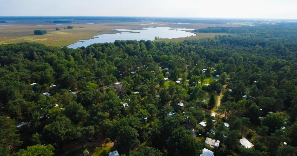 Naturlandskap nära semesterparken