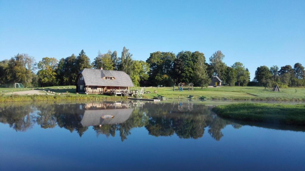 Dabas ainava viesu nama tuvumā