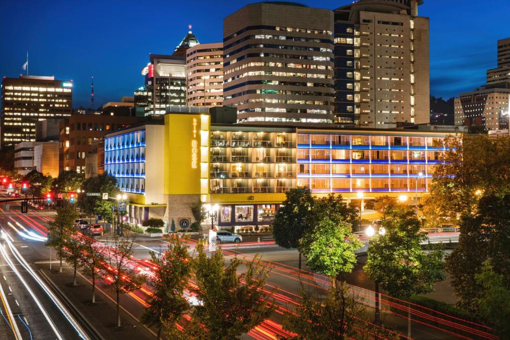 een skyline van de stad 's nachts met verkeer op straat bij Staypineapple, Hotel Rose, Downtown Portland in Portland