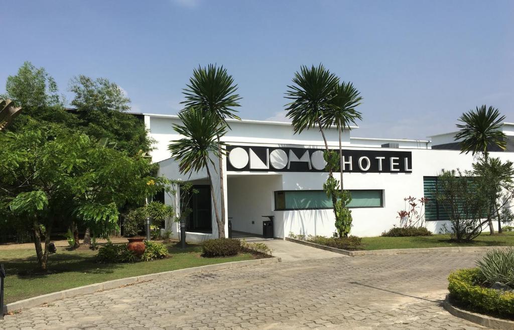 un hotel con palme di fronte di ONOMO Hotel Libreville a Libreville