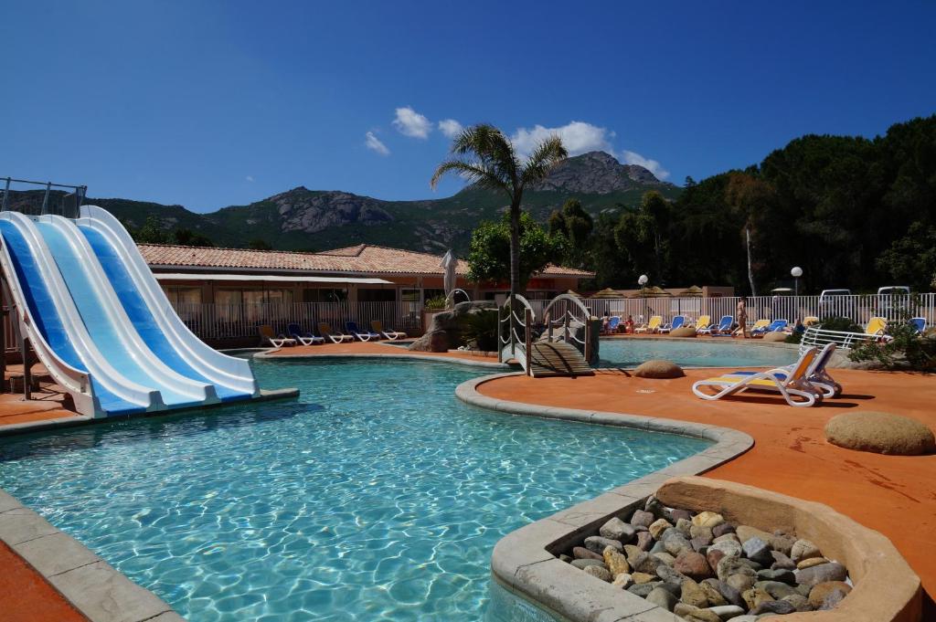 uma piscina com escorrega num resort em Camping Les Castors em Calvi