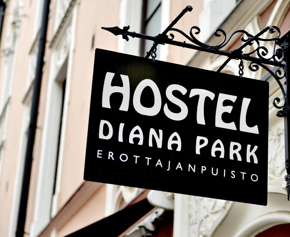 Hostel Diana Park في هلسنكي: علامة تدل على حديقة دراما المستشفى الملحق بالمبنى