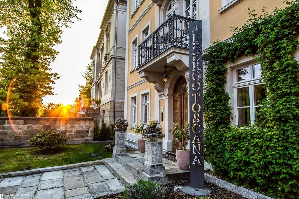 un panneau de rue devant un bâtiment dans l'établissement Albergo-Toscana, à Bad Schandau