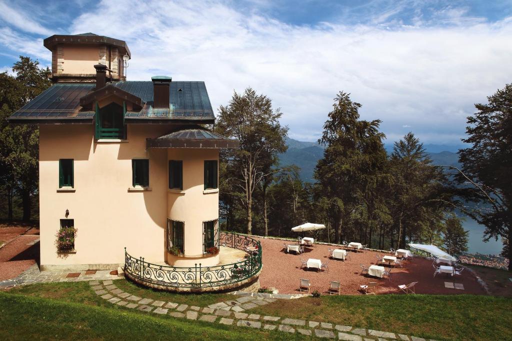 un edificio con un parcheggio di fronte di Villa Pizzini Mottarone - Restaurant and rooms a Stresa