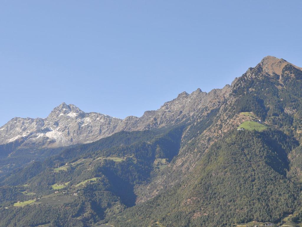 vistas a una cordillera con cielo azul en Haus Gilli, en Lagundo