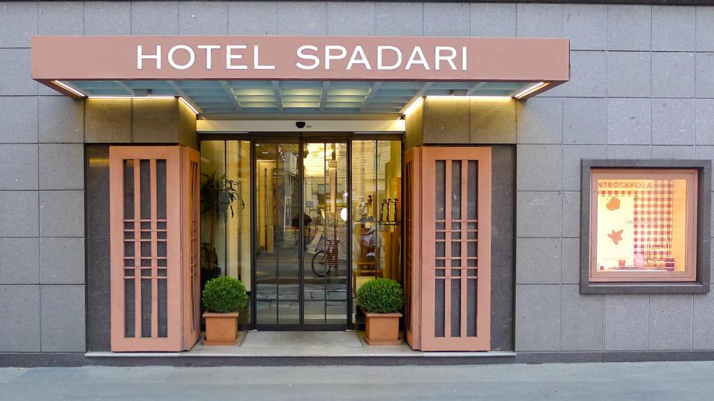 - une entrée patagonienne à un bâtiment avec un panneau dans l'établissement Hotel Spadari Al Duomo, à Milan