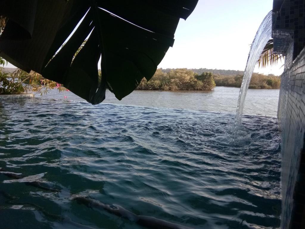 - Vistas al río desde el costado de un barco en Serene Waters Homestay Goa, en Panaji