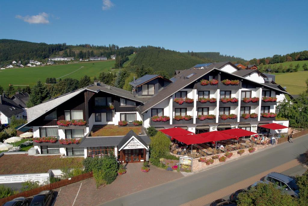  Vous bénéficierez d'une vue aérienne sur un hôtel et d'un restaurant. dans l'établissement Sporthotel Zum Hohen Eimberg, à Willingen