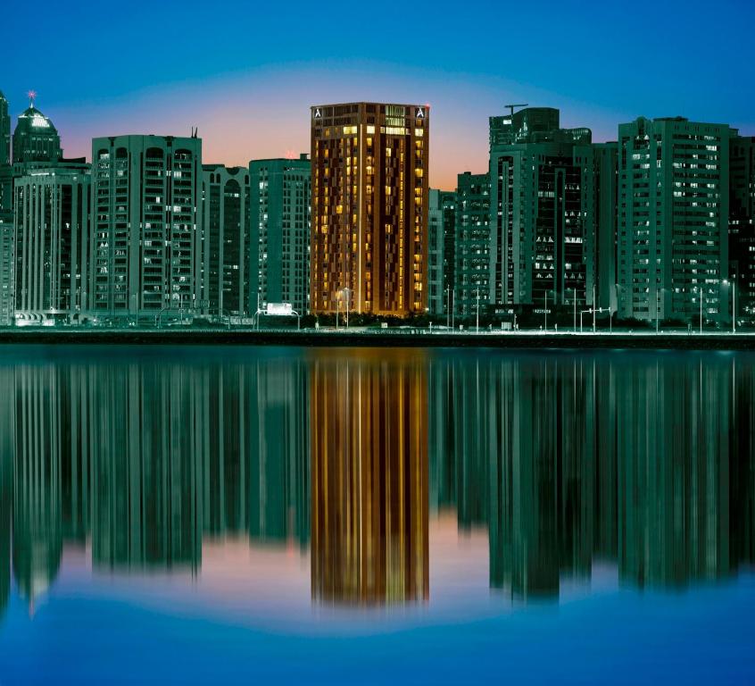 Cảnh Abu Dhabi hoặc tầm nhìn thành phố từ khách sạn căn hộ