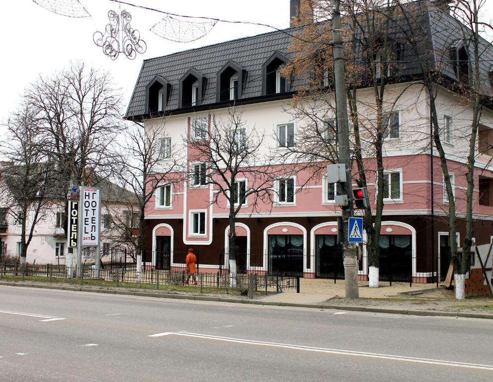 un edificio sul lato di una strada cittadina di Non-stop hotel a Boryspilʼ