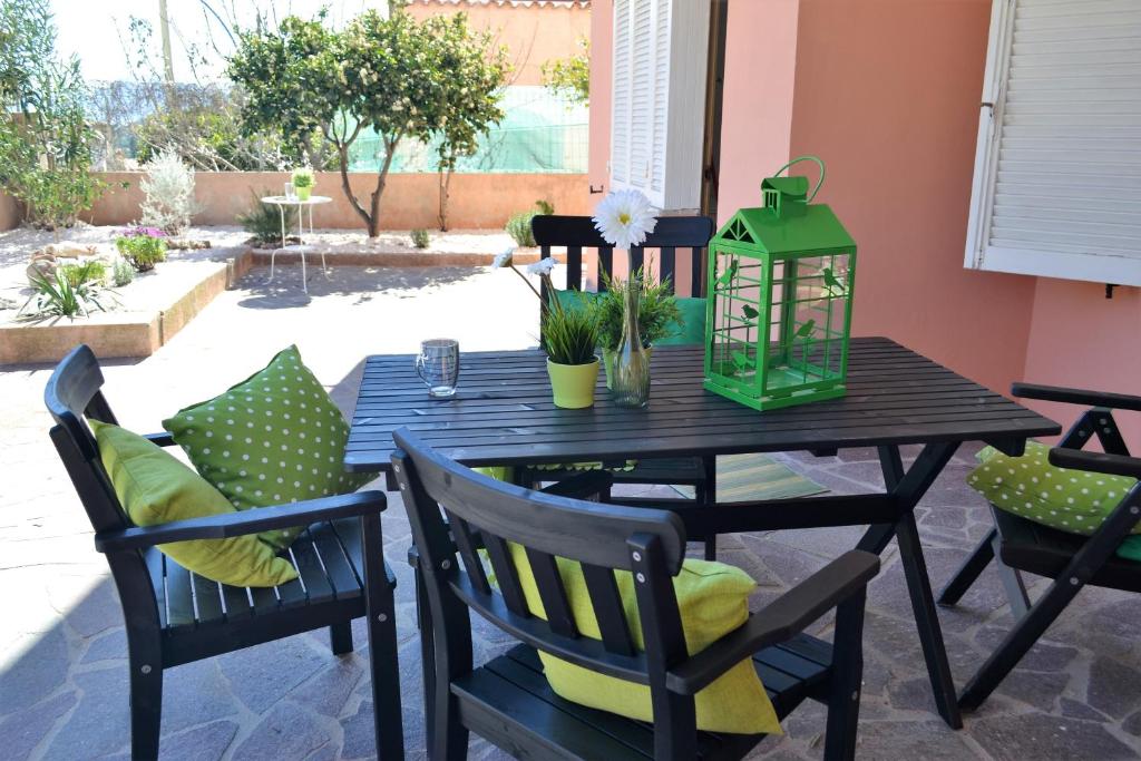 een zwarte tafel met stoelen en een lantaarn op een patio bij Casa Vacanze Mura in Cala Gonone