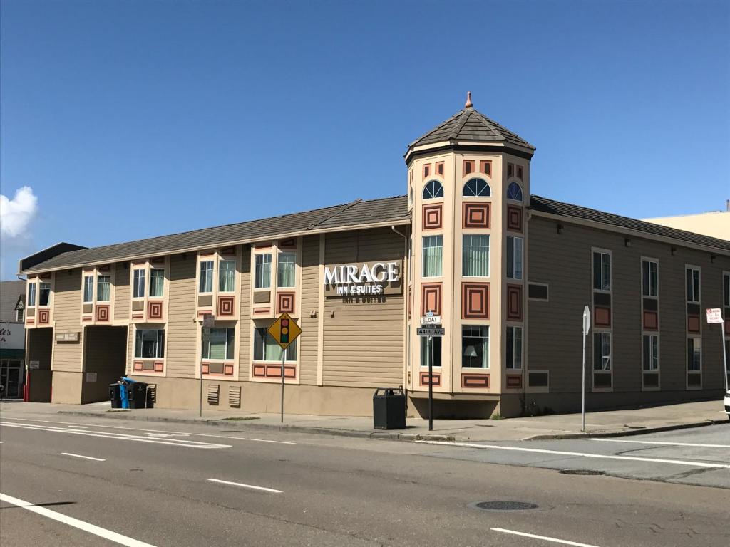 een gebouw met een toren aan de straatkant bij Mirage Inn & Suites in San Francisco