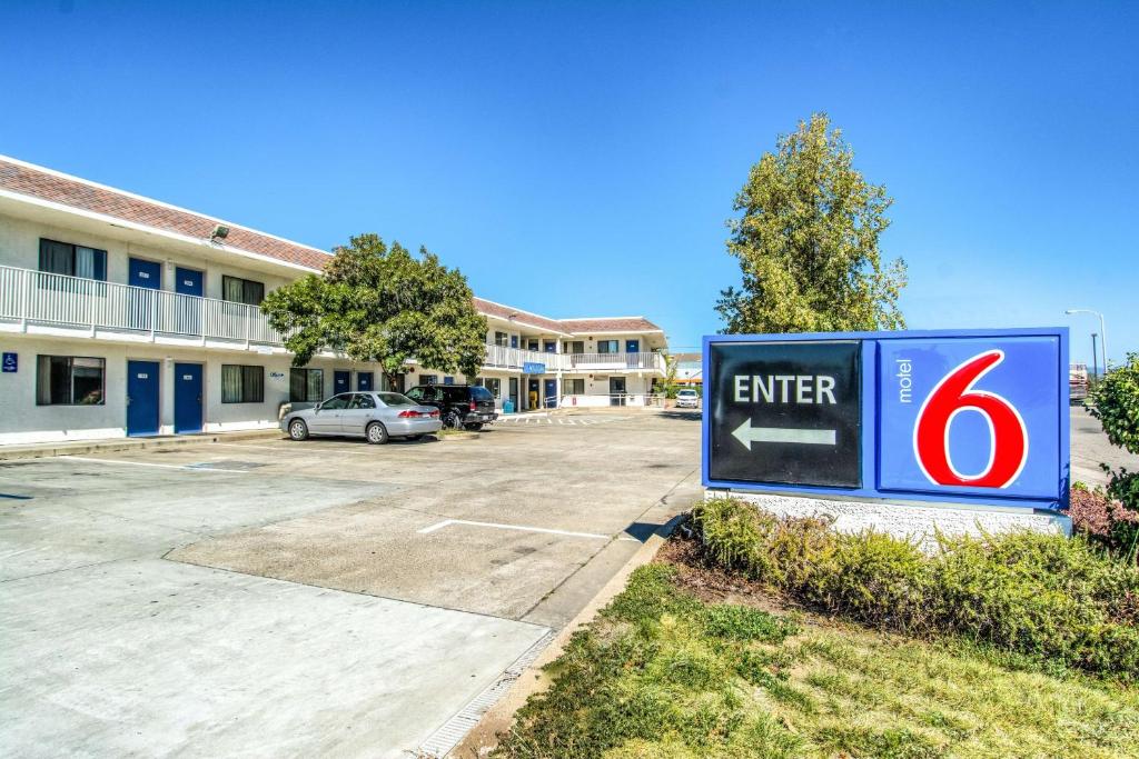 Certifikat, nagrada, znak ali drug dokument, ki je prikazan v nastanitvi Motel 6-Redding, CA - North