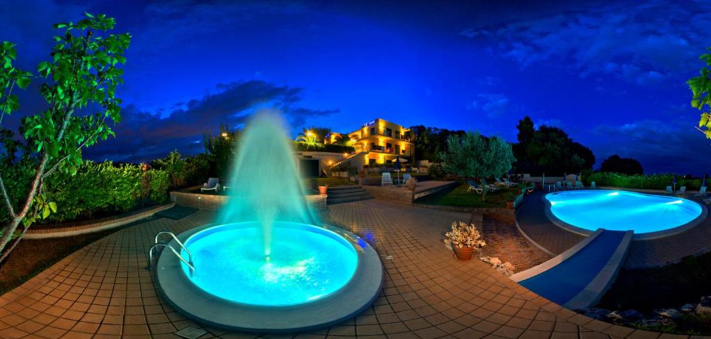 A piscina localizada em Hotel Le Cave ou nos arredores