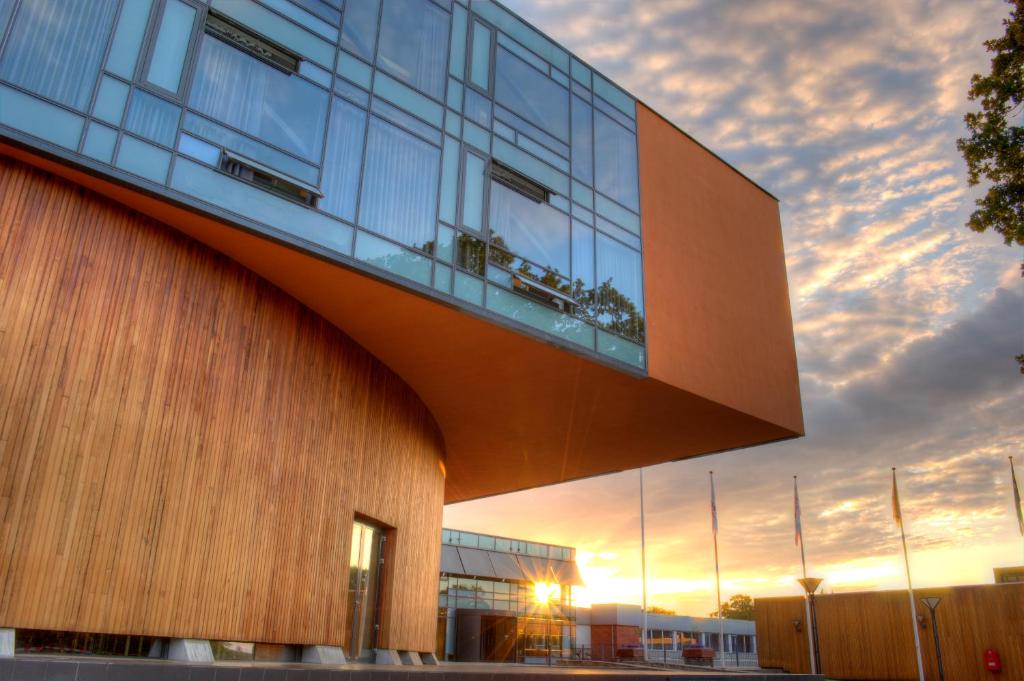 un edificio con balcone sul lato di Vingsted Hotel & Konferencecenter a Bredsten