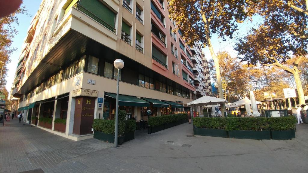 un edificio sul lato di una strada cittadina di La Ciudadela a Barcellona