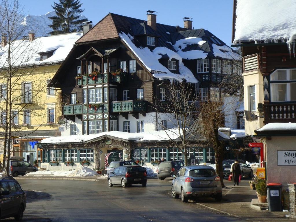 un grande edificio con neve sul tetto di Villa Salis ad Altaussee