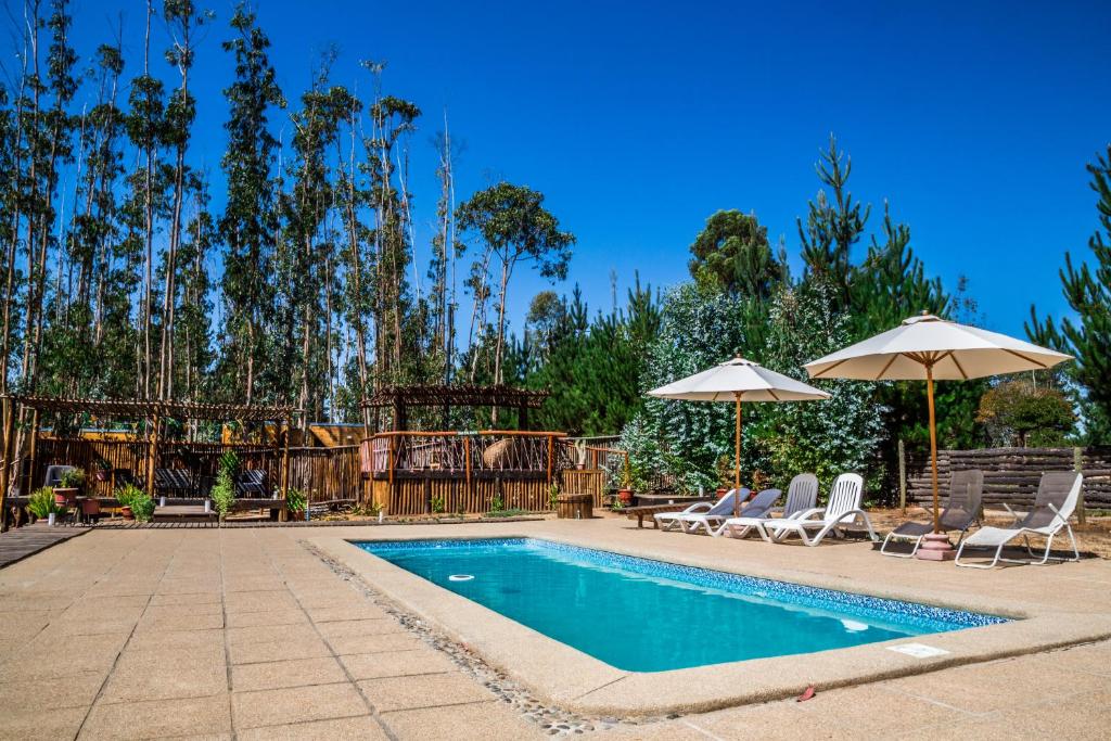 A piscina localizada em El Bosque Lodge ou nos arredores