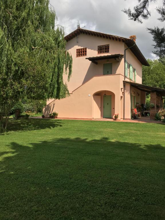 een huis met een groen gazon ervoor bij Villa Favilli in Pisa