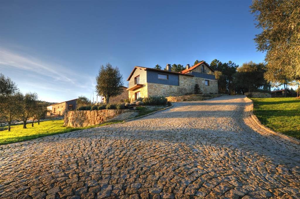 eine Kopfsteinpflasterstraße vor einem Haus in der Unterkunft Quinta do Medronheiro Hotel Rural in Viseu