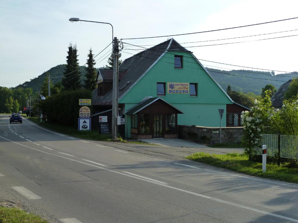 un edificio verde sul lato di una strada di Ubytování Mlýn a Velké Losiny