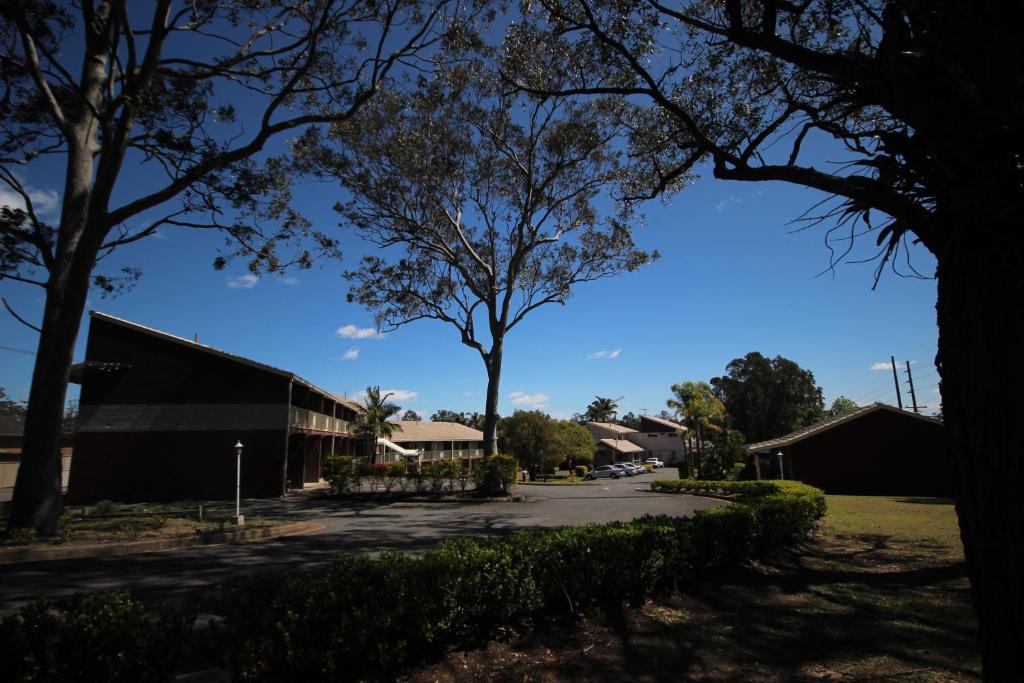 uma rua numa cidade com árvores e um edifício em Molly Morgan Motor Inn em Maitland