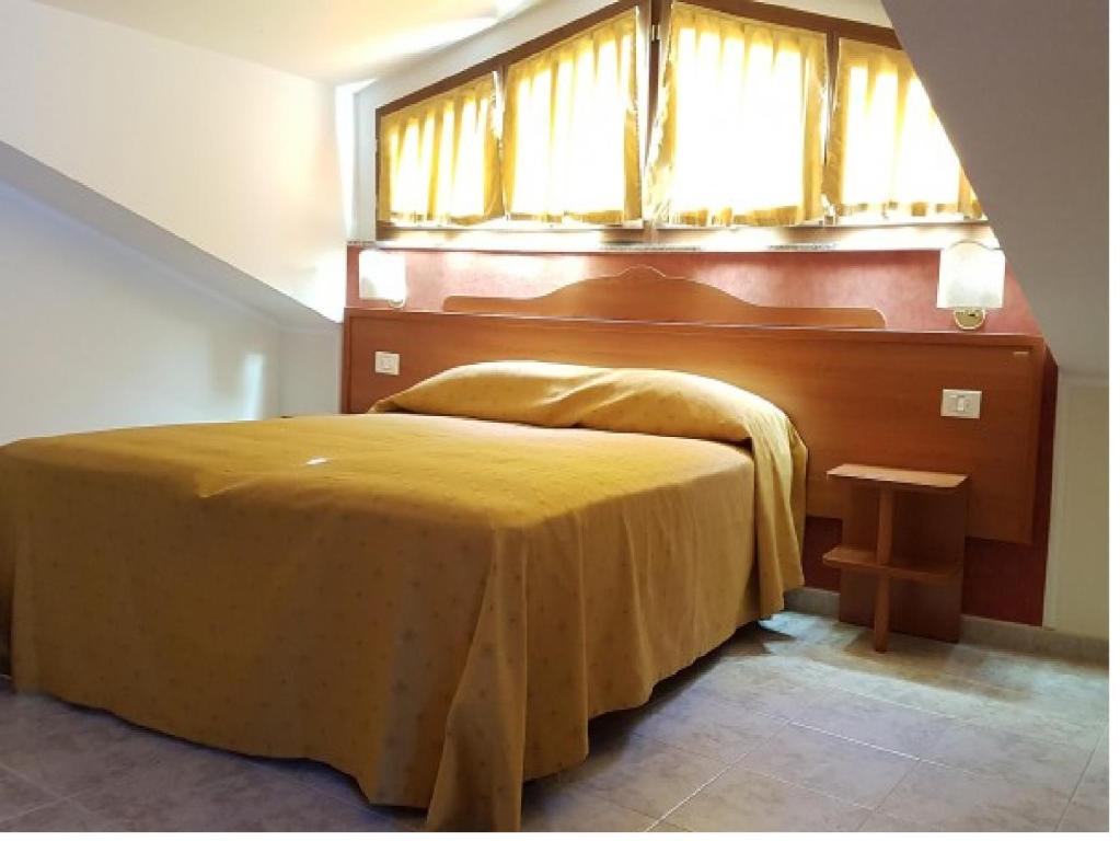 Tempat tidur dalam kamar di Hotel Dei Cappuccini