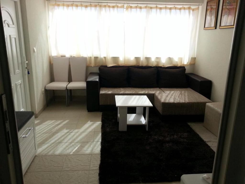 Area tempat duduk di Kartini Apartment