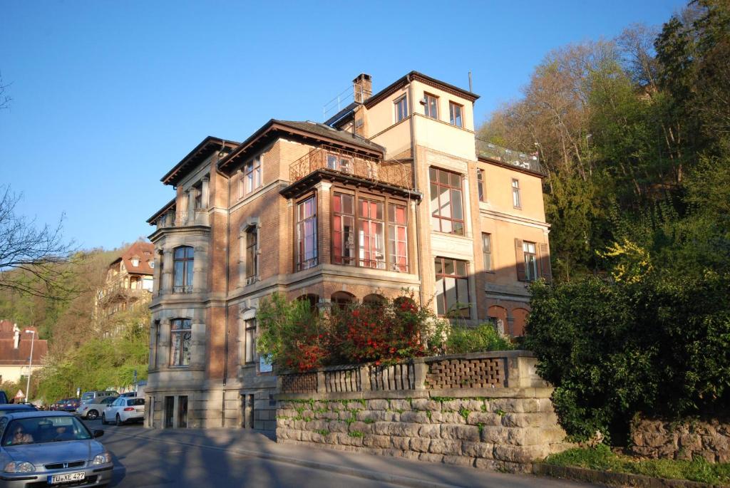 uma casa velha com um carro estacionado em frente em Appartements in zentraler Lage em Tübingen