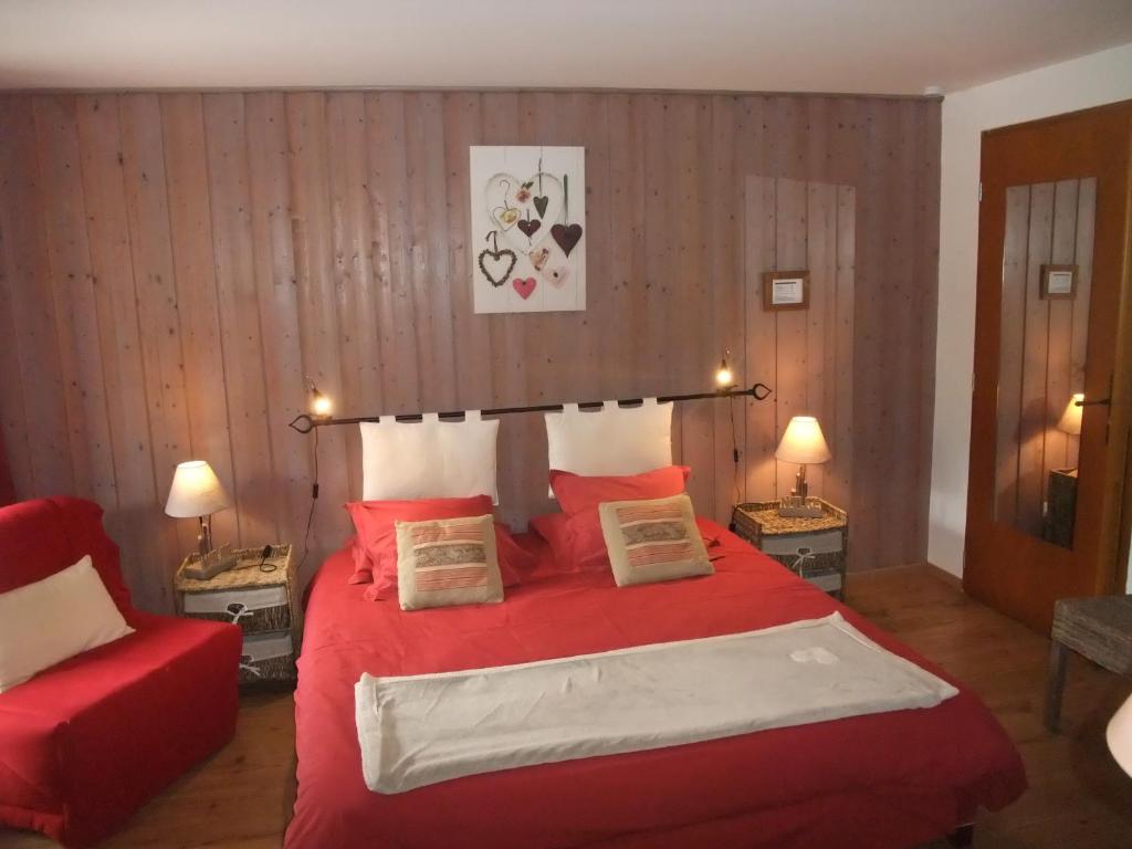 A bed or beds in a room at Le Domaine du Grand Cellier Chambres d'hôtes en Savoie