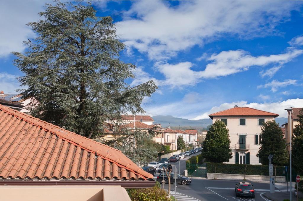 a view of a city street with a tree at Il Giardino Del Pettirosso in Lucca