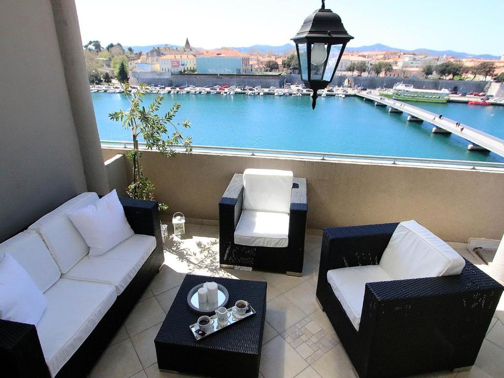 einen Balkon mit Sofas und Hafenblick in der Unterkunft The View in Zadar