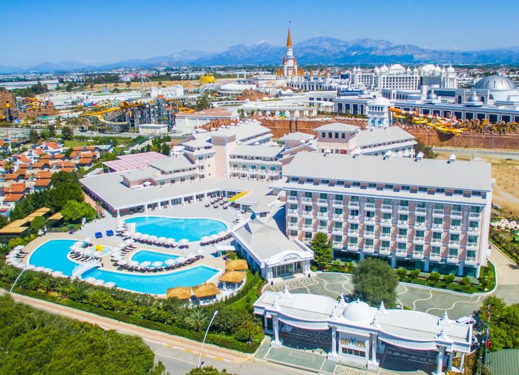 - une vue aérienne sur un complexe avec une piscine dans l'établissement Innvista Hotels Belek, à Belek