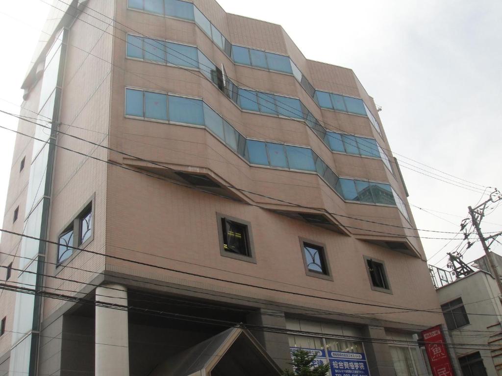 um edifício alto com janelas do lado em Hotel New Mogamiya em Yamagata