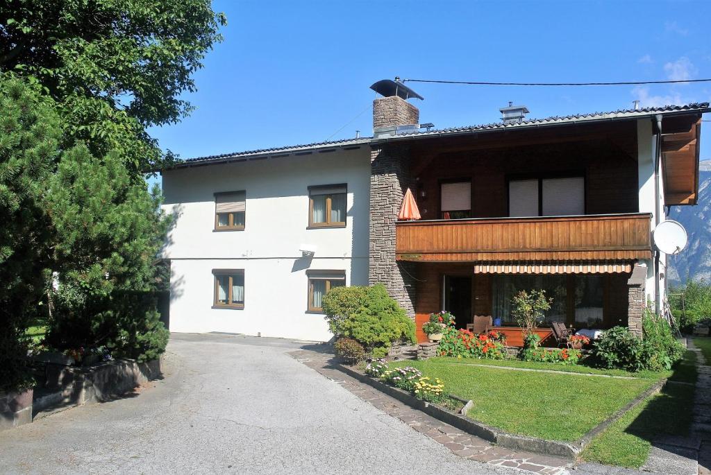 une grande maison blanche avec un jardin en face de celle-ci dans l'établissement Haus Stratton, à Innsbruck