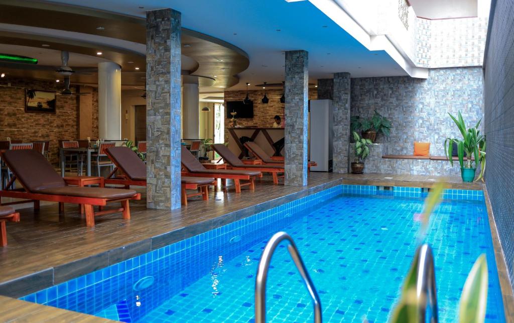 Baseinas apgyvendinimo įstaigoje Triton Beach Hotel & Spa arba netoliese