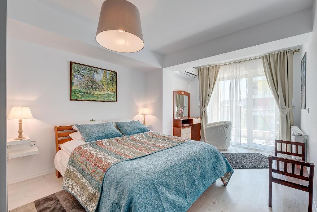 Ein Bett oder Betten in einem Zimmer der Unterkunft Bucharest Airport Suites & Villas