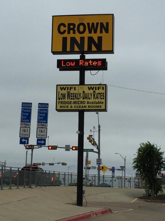 un cartello per una locanda in strada di Crown Inn Grand Prairie a Grand Prairie