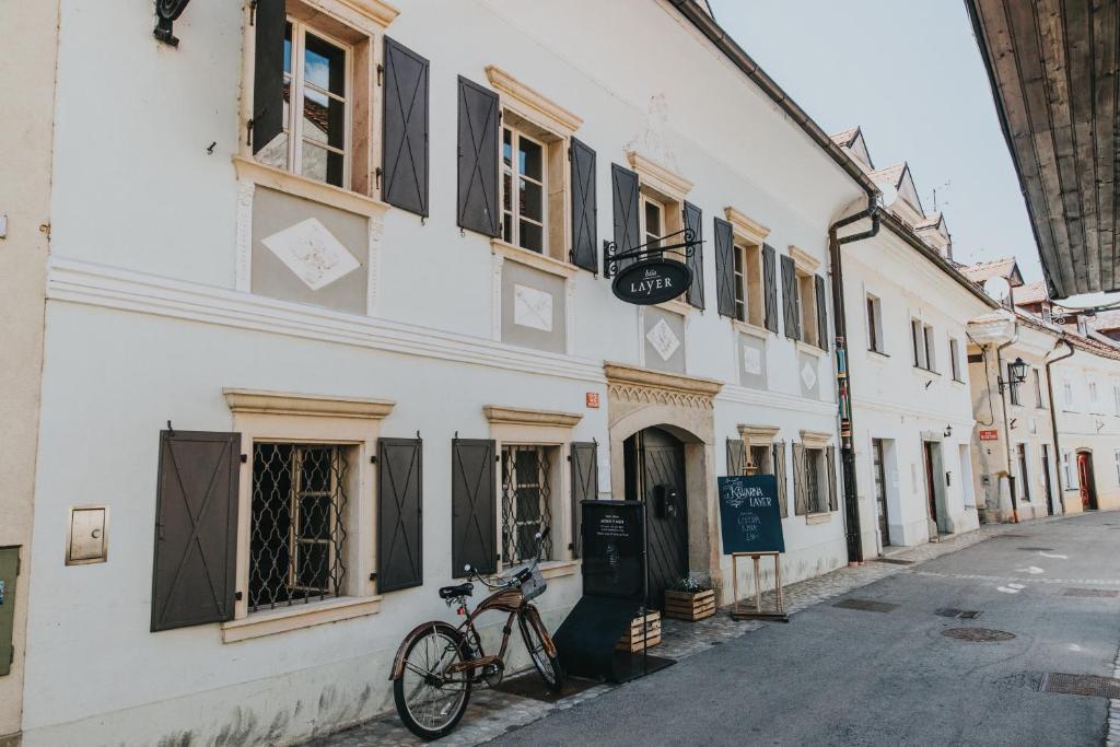 uma bicicleta estacionada ao lado de um edifício em Layer Residences em Kranj