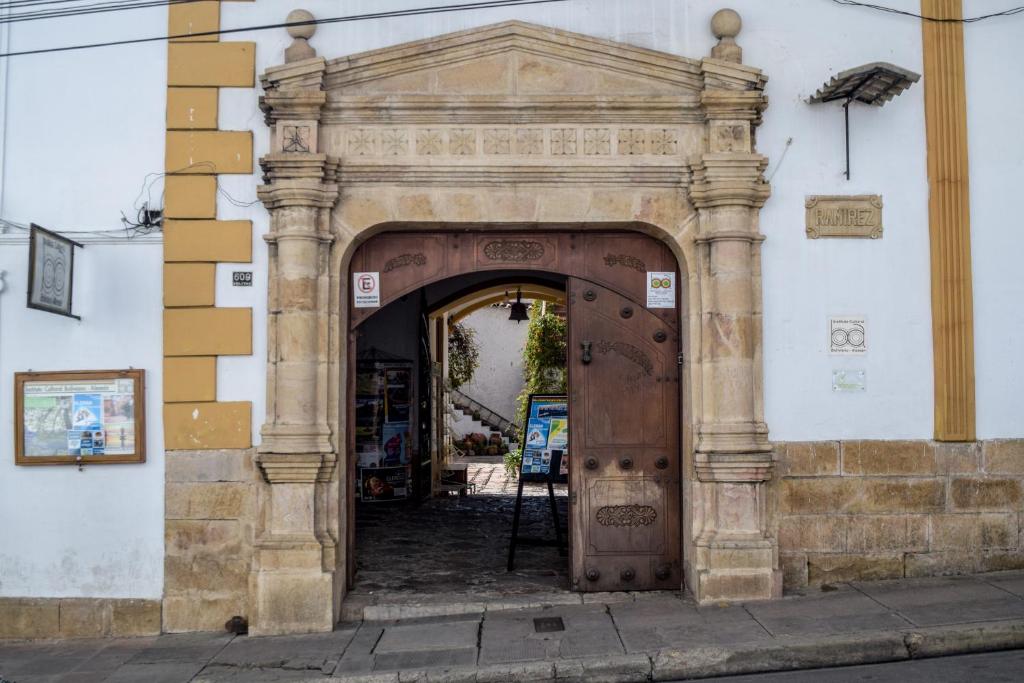 een toegang tot een gebouw met een houten deur bij Casa Ramirez - Guest House en el Segundo Piso in Sucre