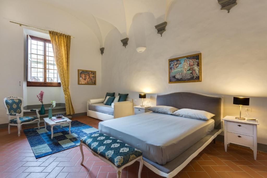 1 dormitorio con 1 cama grande y 1 sofá en Residenza d'Epoca Galleria dell'Accademia, en Florencia