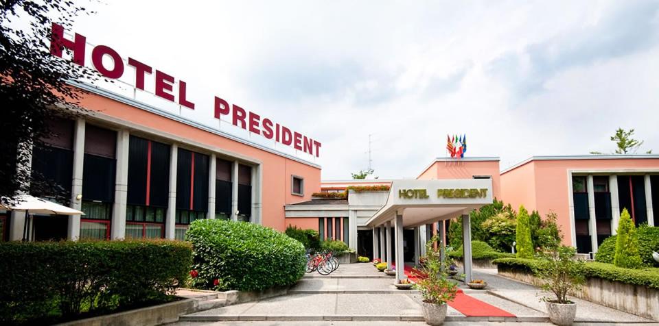 un cartello di registrazione hotel sul lato di un edificio di Grand Hotel President a Spilimbergo