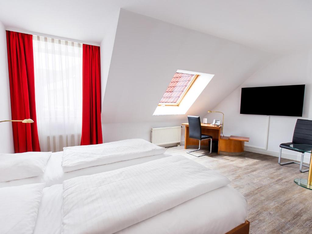 Uma cama ou camas num quarto em DORMERO Hotel Dresden Airport